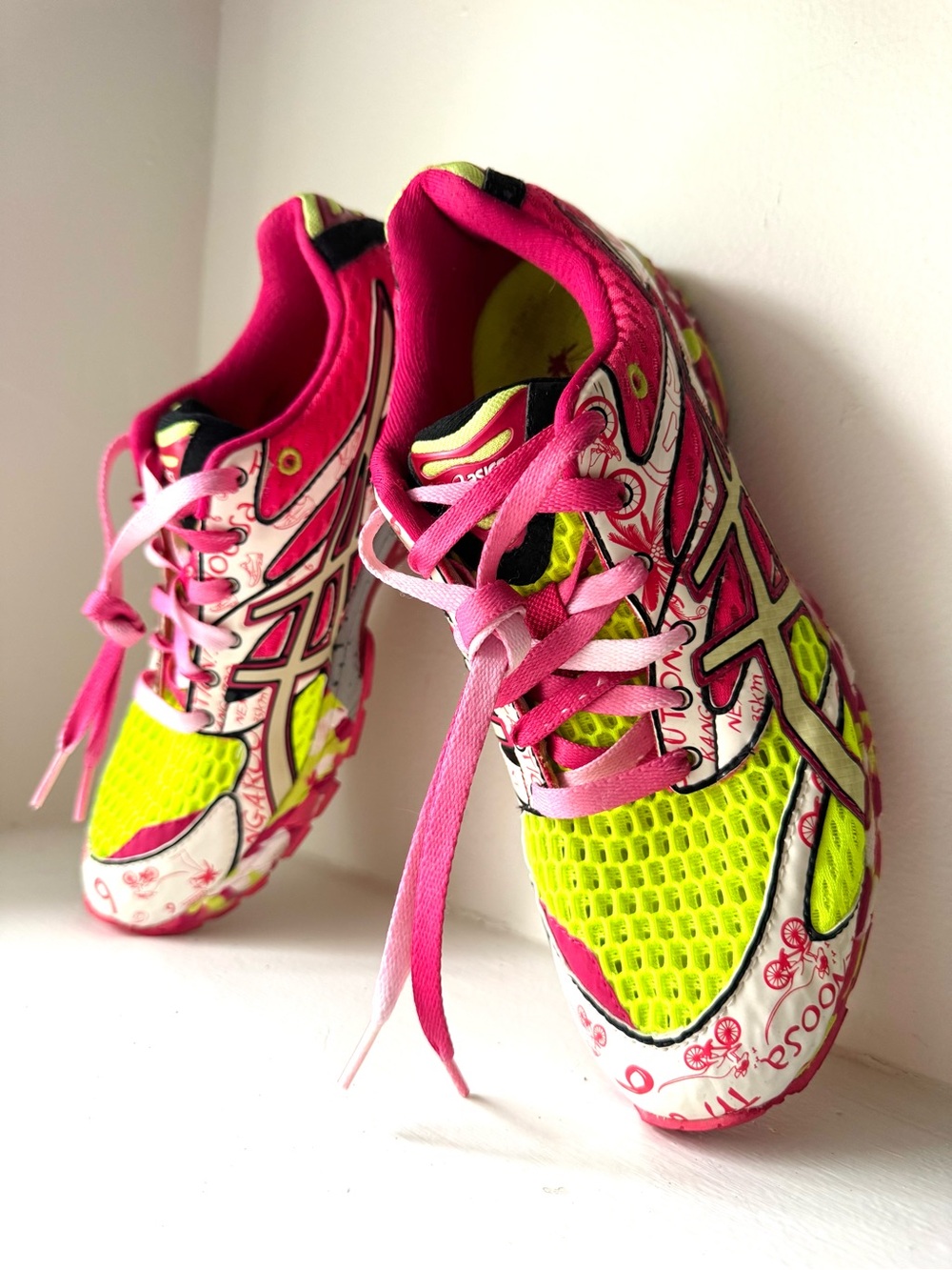 ASICS Gel-Noosa Tri 6 Women's Hot Pink & Bright Green Graphic Running Sneakers